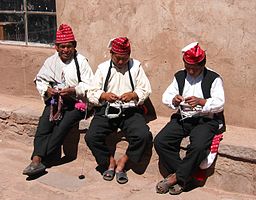 256px-Taquilenos_knitting