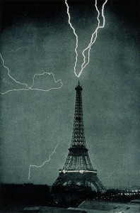 Lightning_striking_the_Eiffel_Tower_-_NOAA