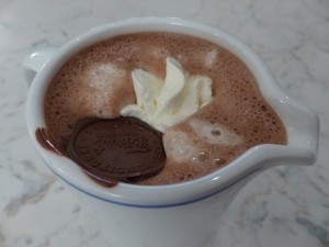 hot-chocolate-drink-kaffeekaennchen-cup-cream-1